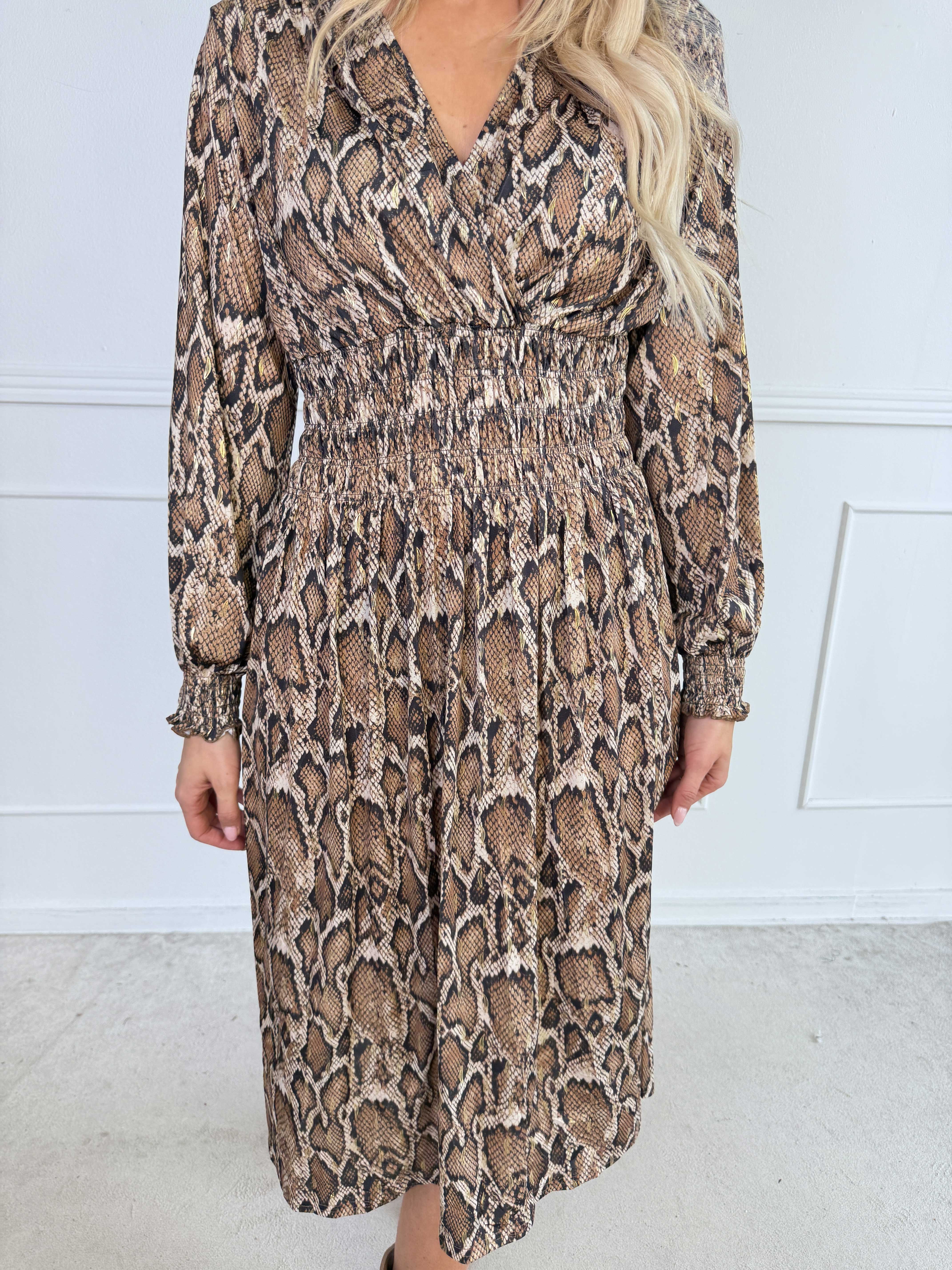 Pams Snake Midi L/S - Elastisk kjole i slangeprint med elegante gulddetaljer